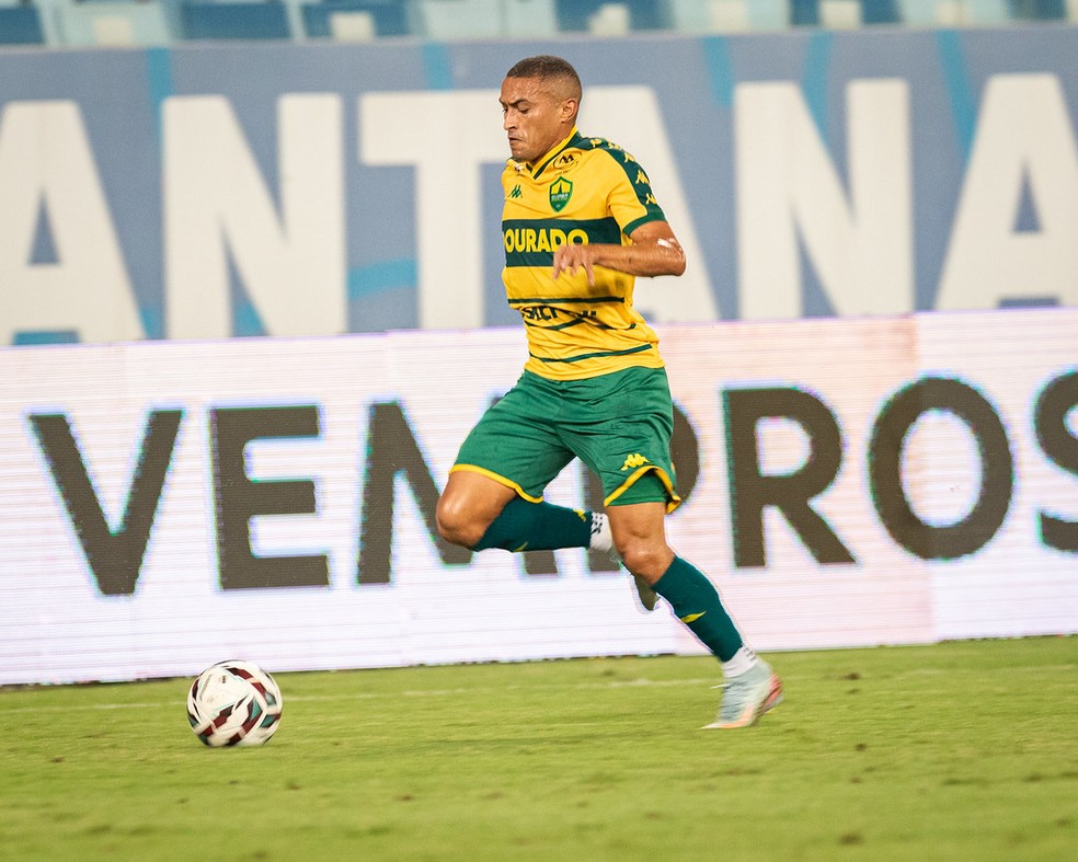 Nino Paraíba em duelo contra o Novorizontino na Arena Pantanal — Foto: AssCom Dourado