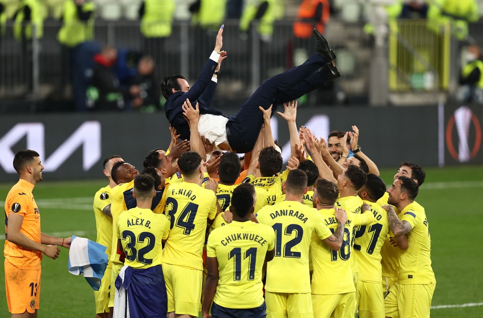 Unai Emery é festejado pelos jogadores do Villarreal — Foto: REUTERS/Maja Hitij