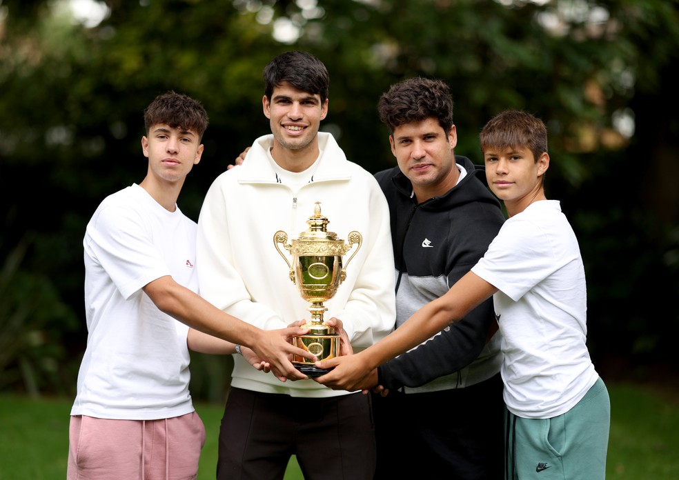 Sergio, Carlos, Alvaros e Jaime Alcaraz comemoram o t&iacute;tulo de Wimbledon 2024 &mdash; Foto: Clive Brunskill/Getty Images