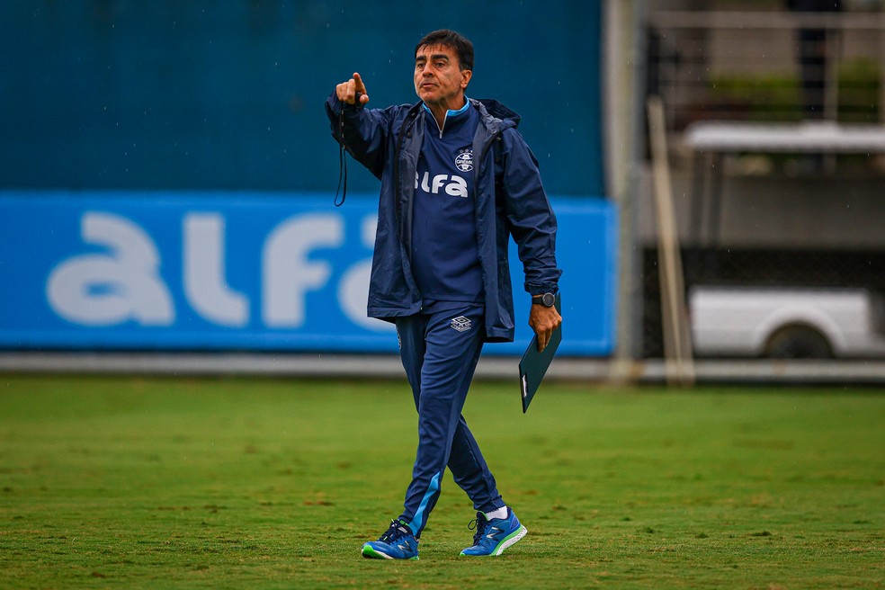 Nesta segunda-feira, Gustavo Quinteros comandou o último treino do Grêmio antes da partida — Foto: Angelo Pieretti / Grêmio FBPA