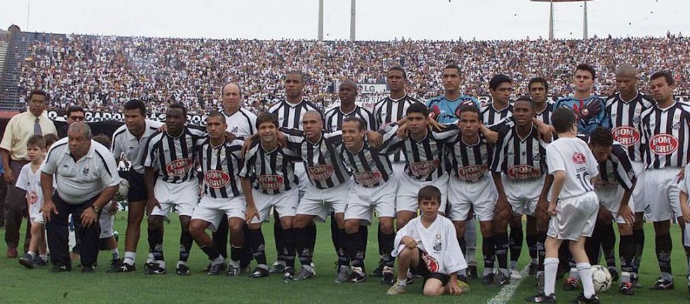 Elenco do Santos campeão brasileiro em 2002 — Foto: Santos F.C