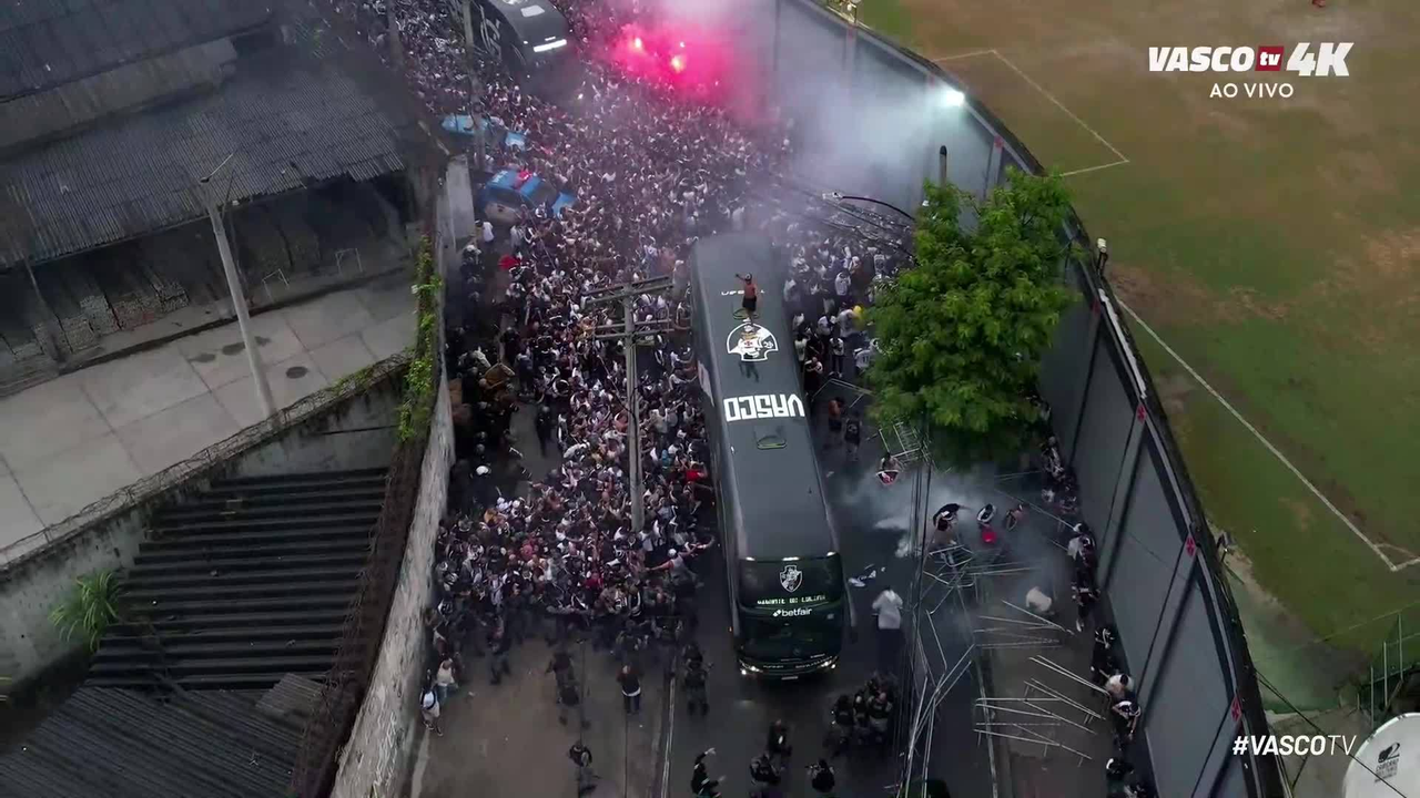 Polícia usa gásjogos ouro betpimenta para dispersar torcida, e jogadores correm na saída do ônibus