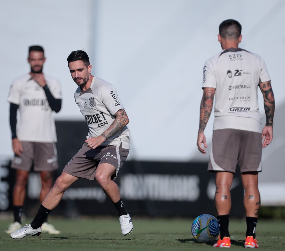 Igor Coronado participa de aquecimento no Corinthians — Foto: Rodrigo Coca/Ag. Corinthians