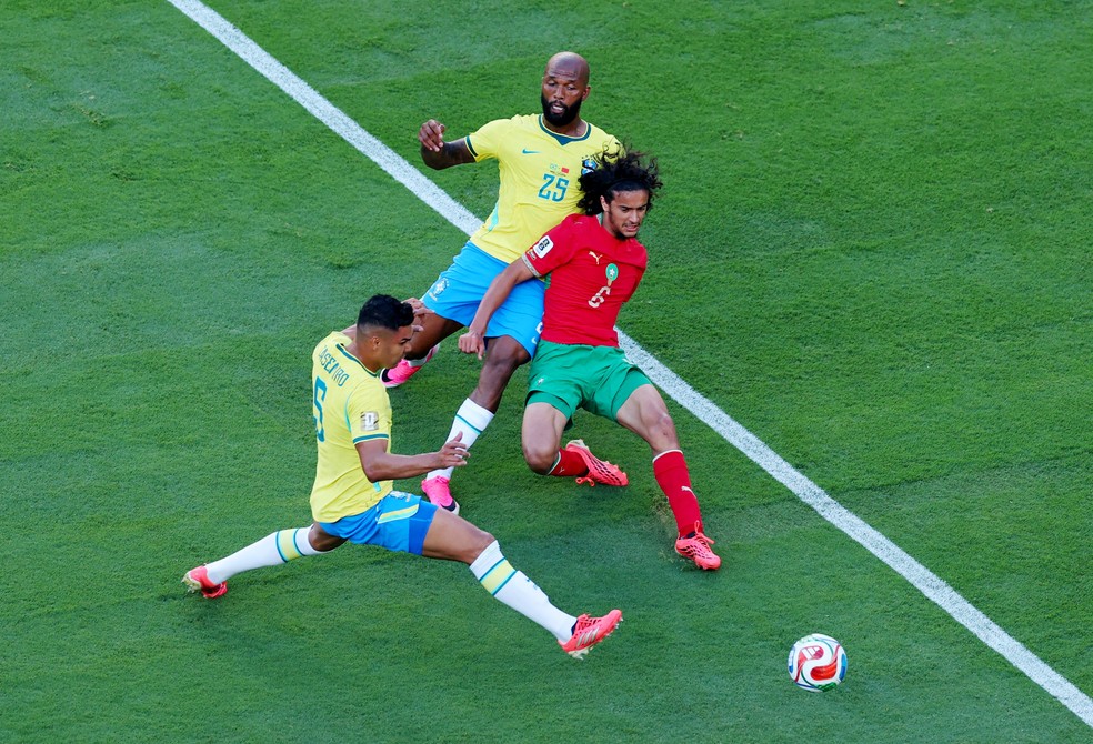 Bouaddi disputa bola em Brasil x Marrocos