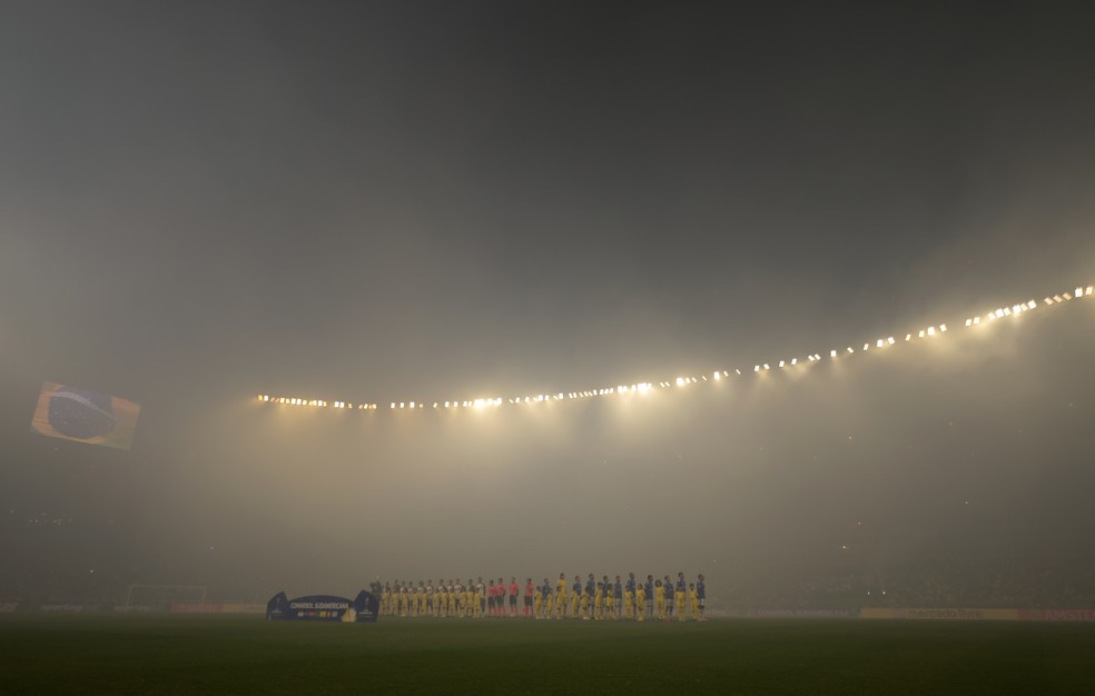 Fumaça de sinalizadores atrasa início de Cruzeiro x Lanús no Mineirão — Foto: Douglas Magno/AFP