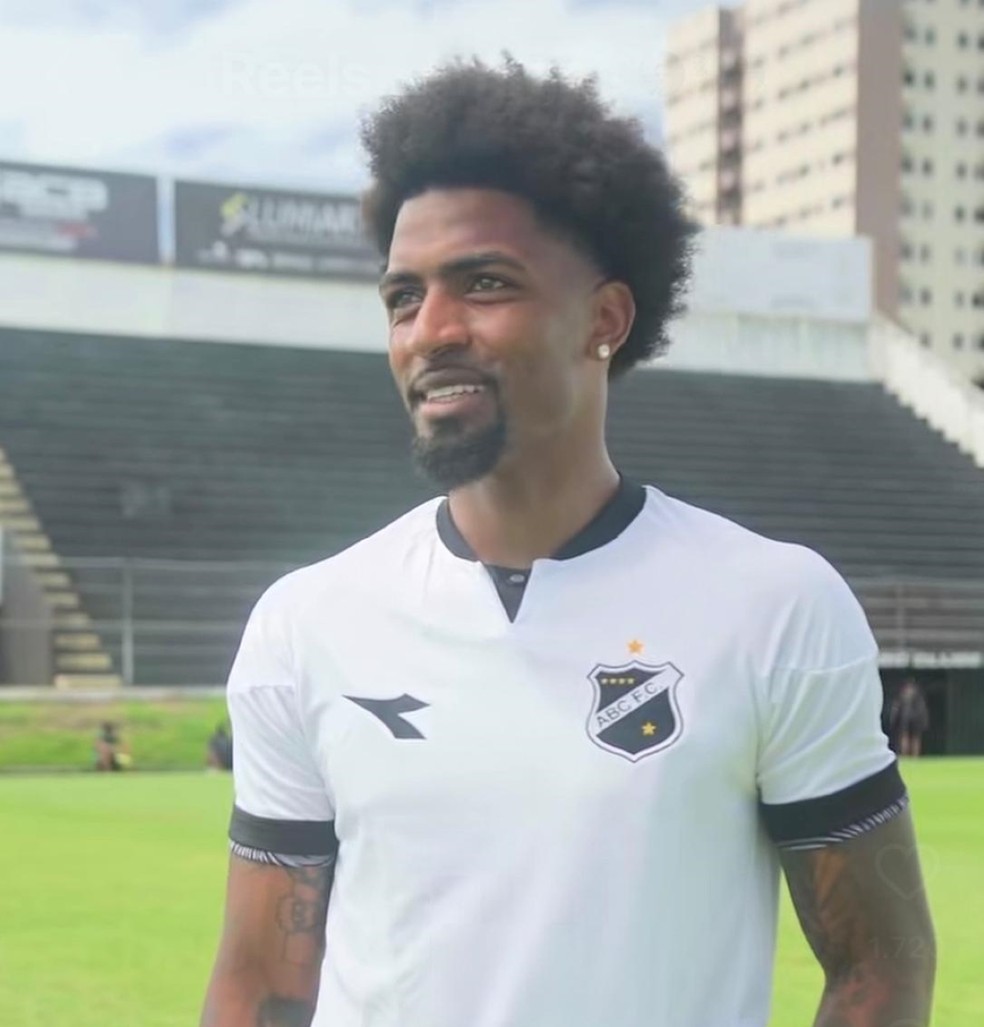 Alexsandro Ribeiro vestindo a camisa do ABC