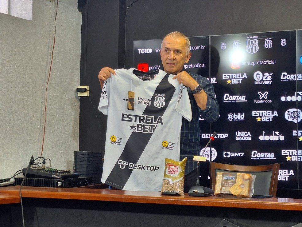 Nelsinho Baptista durante a apresentação na Ponte