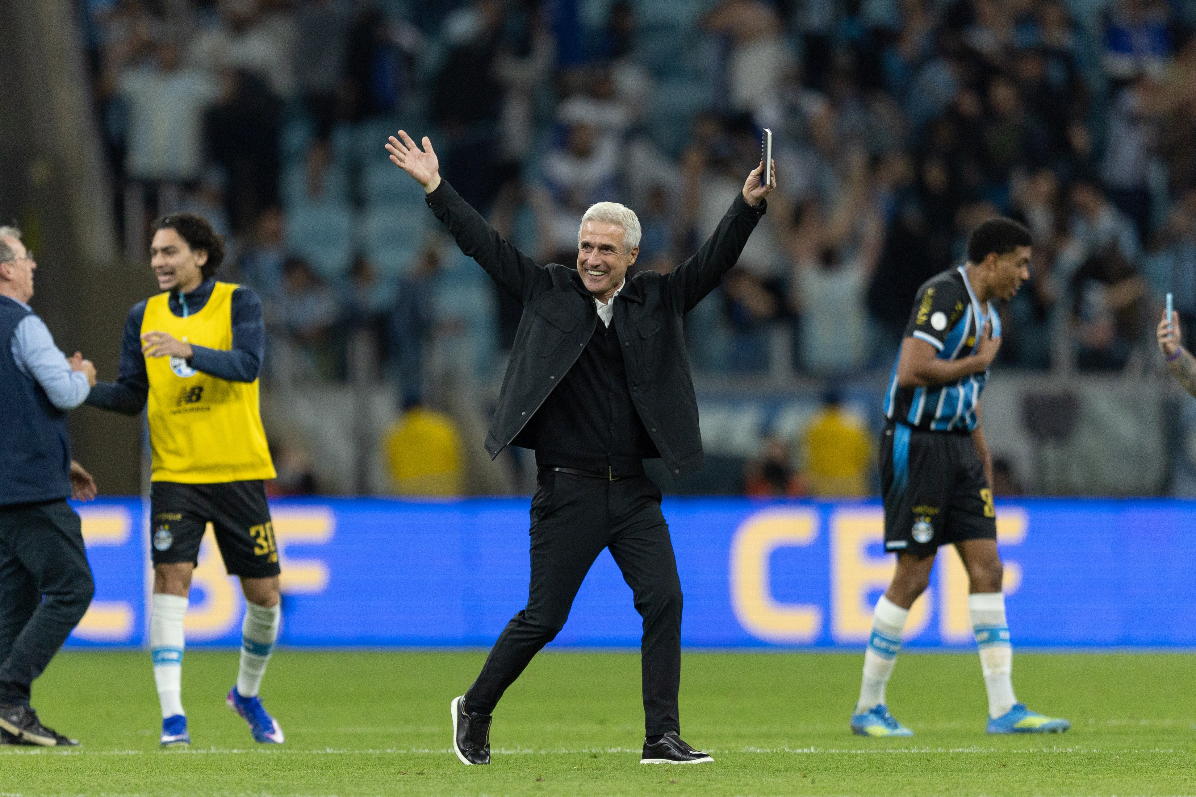 Análise: Grêmio faz do Inter freguês e alivia Luís Castro com vaga | Ge