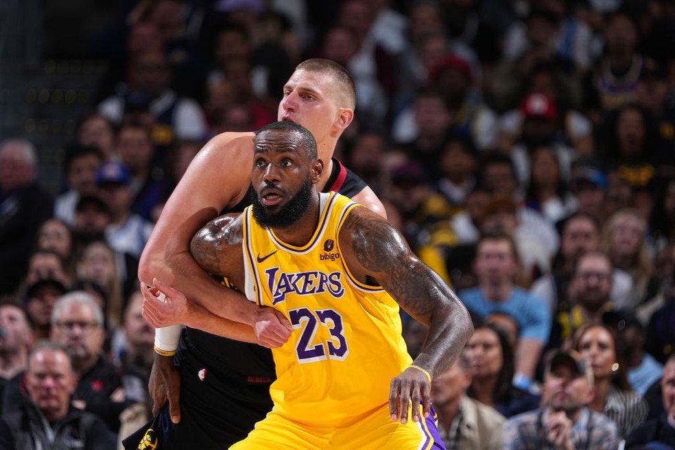 LeBron James e Nikola Jokic durante jogo entre Lakers e Nuggets — Foto: Getty Images