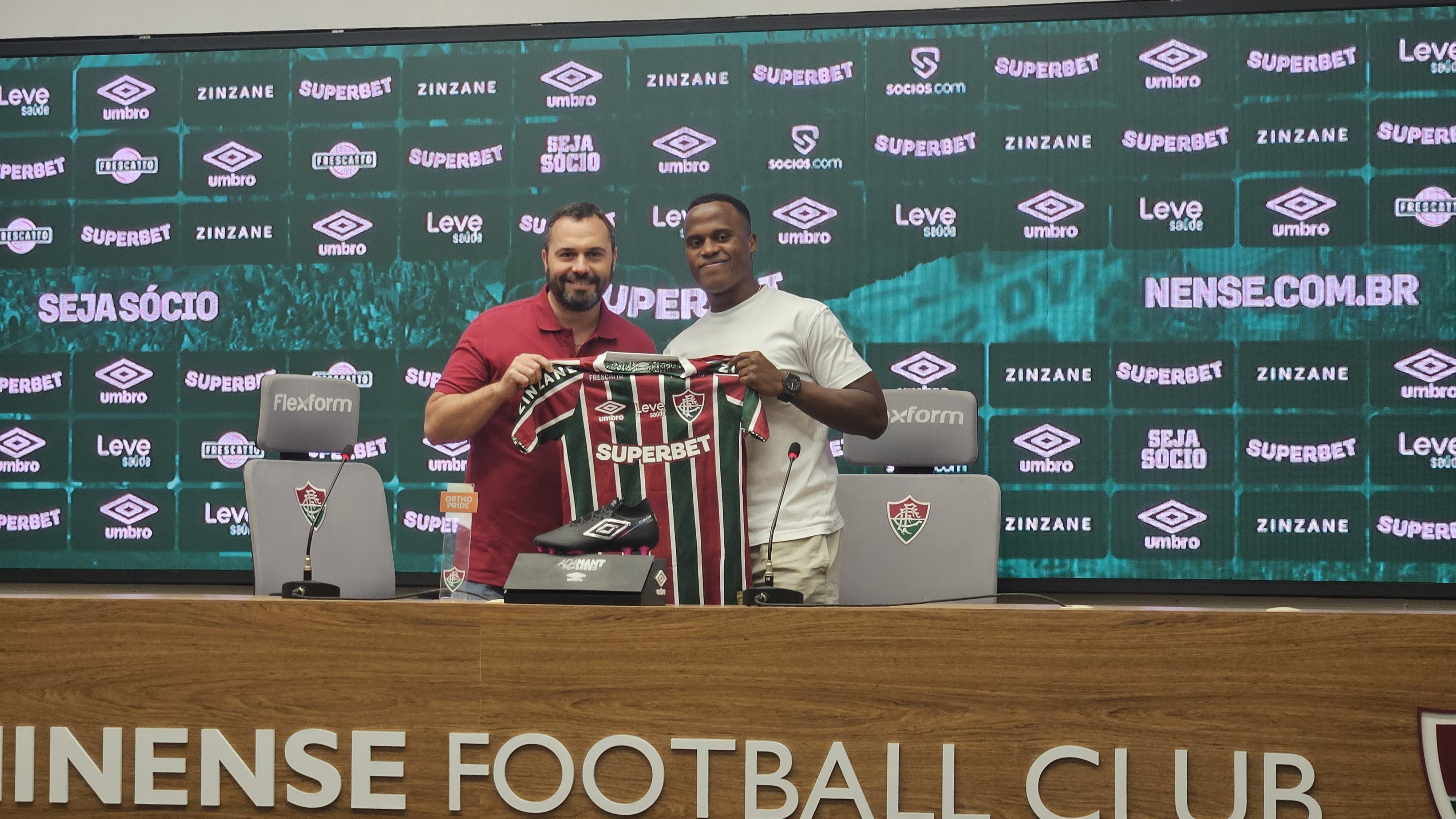 Mário Bittencourt anuncia renovação de Arias com o Fluminense
