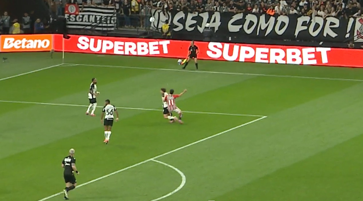 CBF divulga áudio do VAR e expõe debate entre Daronco e equipe no pênalti do Corinthians