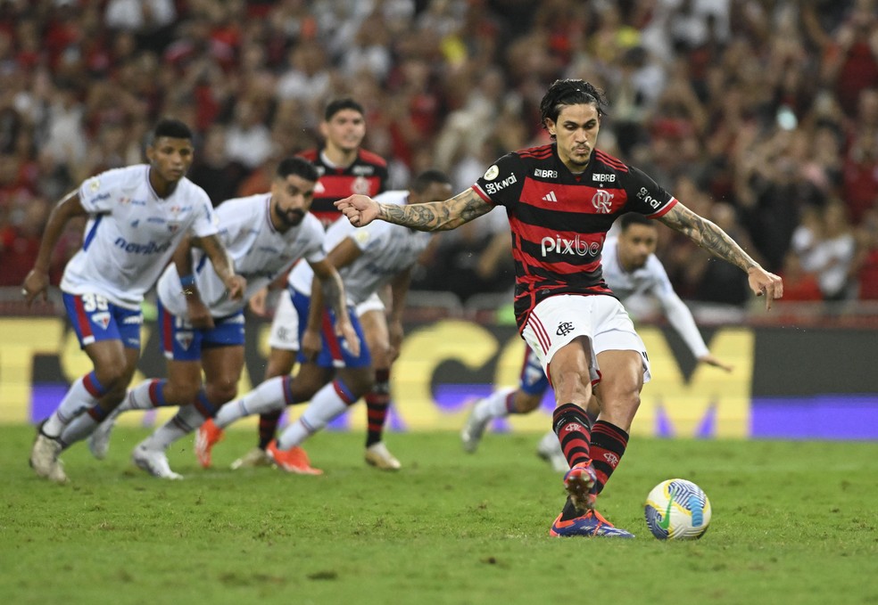 Pedro cobra pênalti em Flamengo x Fortaleza — Foto: André Durão