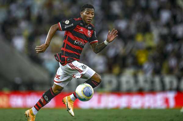 Plata e Alex Sandro impressionam em estreia pelo Flamengo em destaque ofensivo.