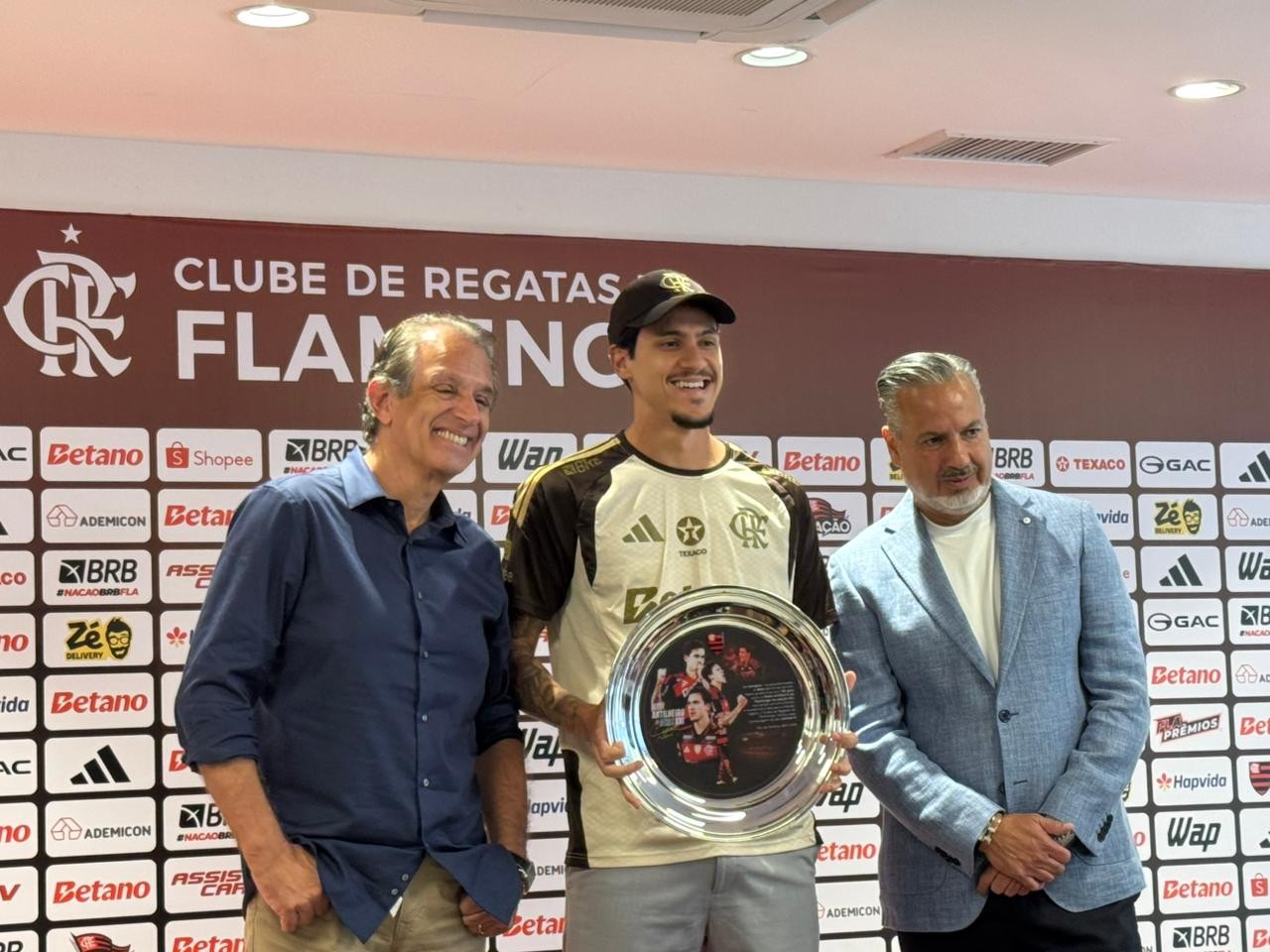Flamengo homenageia Pedro após marca atingida