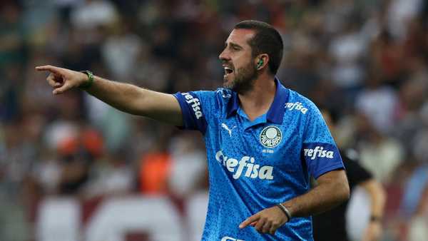 Auxiliar cobra correção de erros do Palmeiras: 