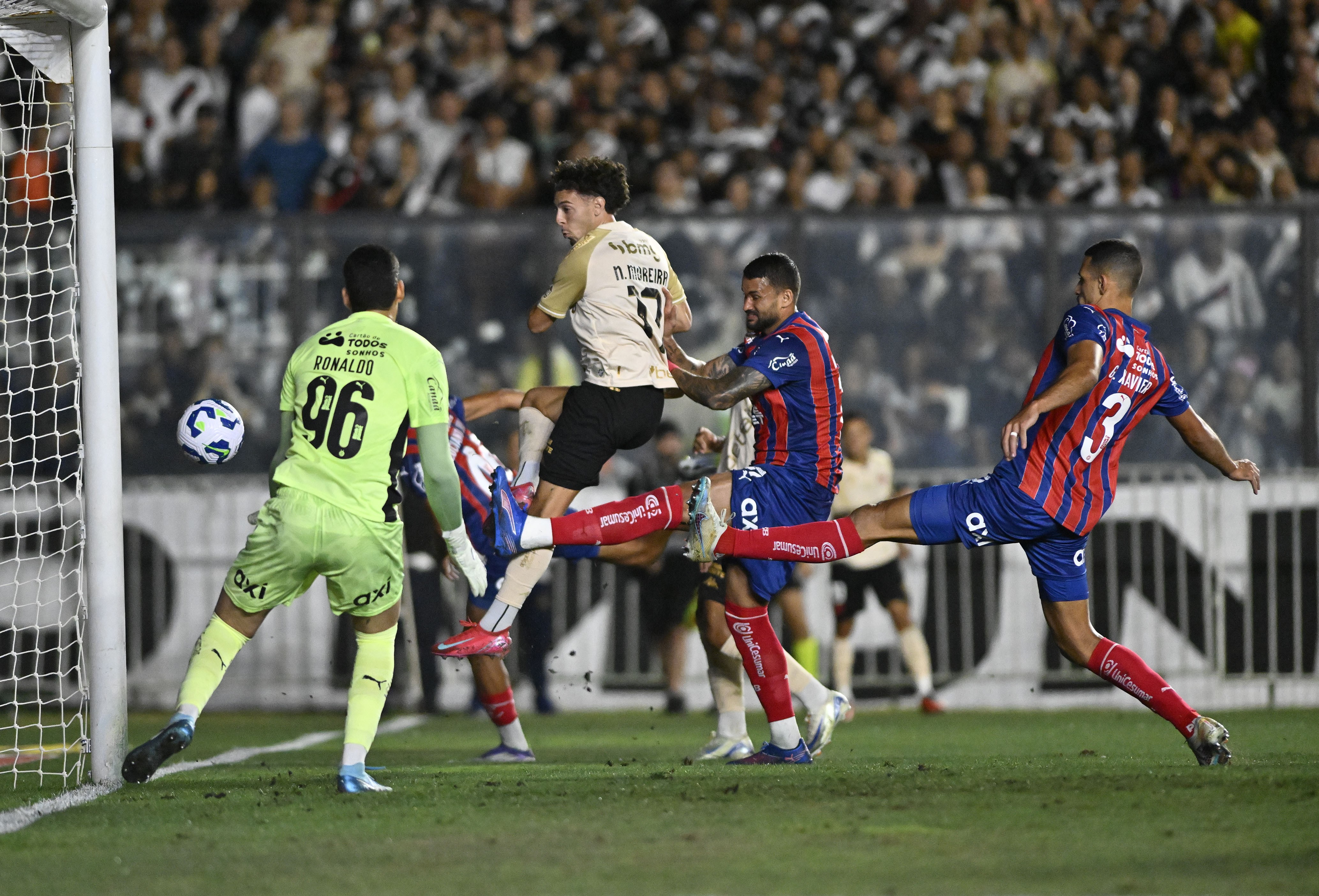 Análise: Bahia piora após expulsão e perde para o Vasco