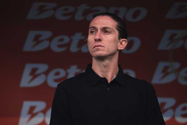 Filipe Luís supera expulsão e decide jogo para o Flamengo