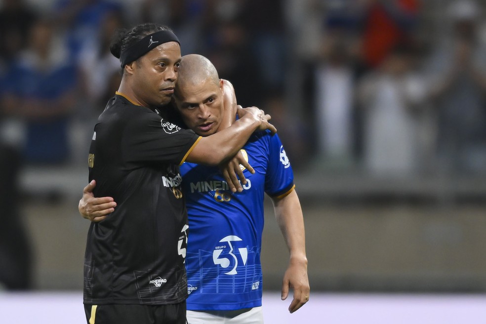 Ronaldinho Gaúcho e Alex — Foto: Mineirão/ Agência I7
