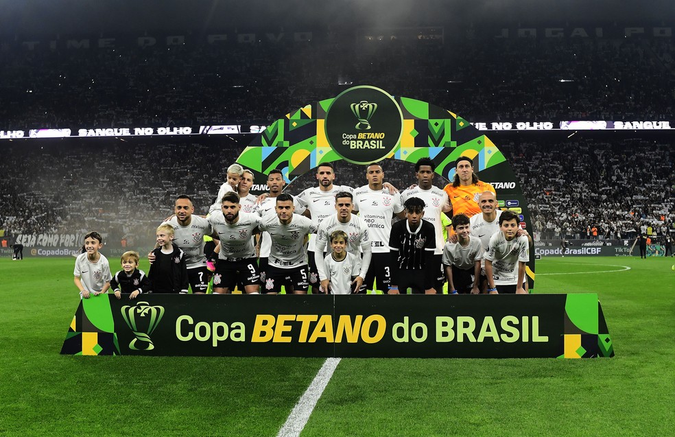 Corinthians posado x São Paulo — Foto: Marcos Ribolli