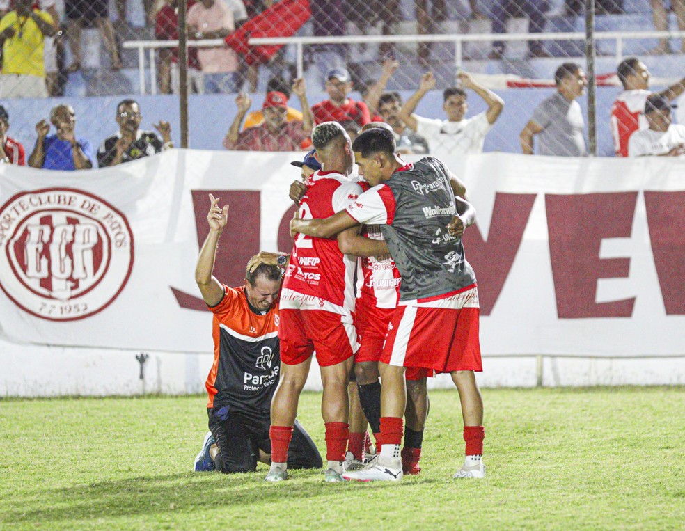 Bruno Monteiro e jogadores do Esporte de Patos comemorando acesso � Foto: Eder Souza