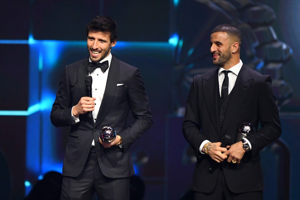 Ruben Dias e Walker, do Manchester City, time mais representado na seleção do ano do Fifa The Best — Foto: Joe Maher - FIFA/FIFA via Getty Images