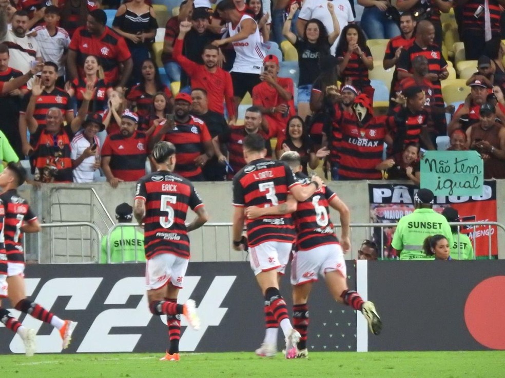 Léo Ortiz abraça Ayrton Lucas no gol de Pedro em Flamengo x Palestino — Foto: Fred Gomes
