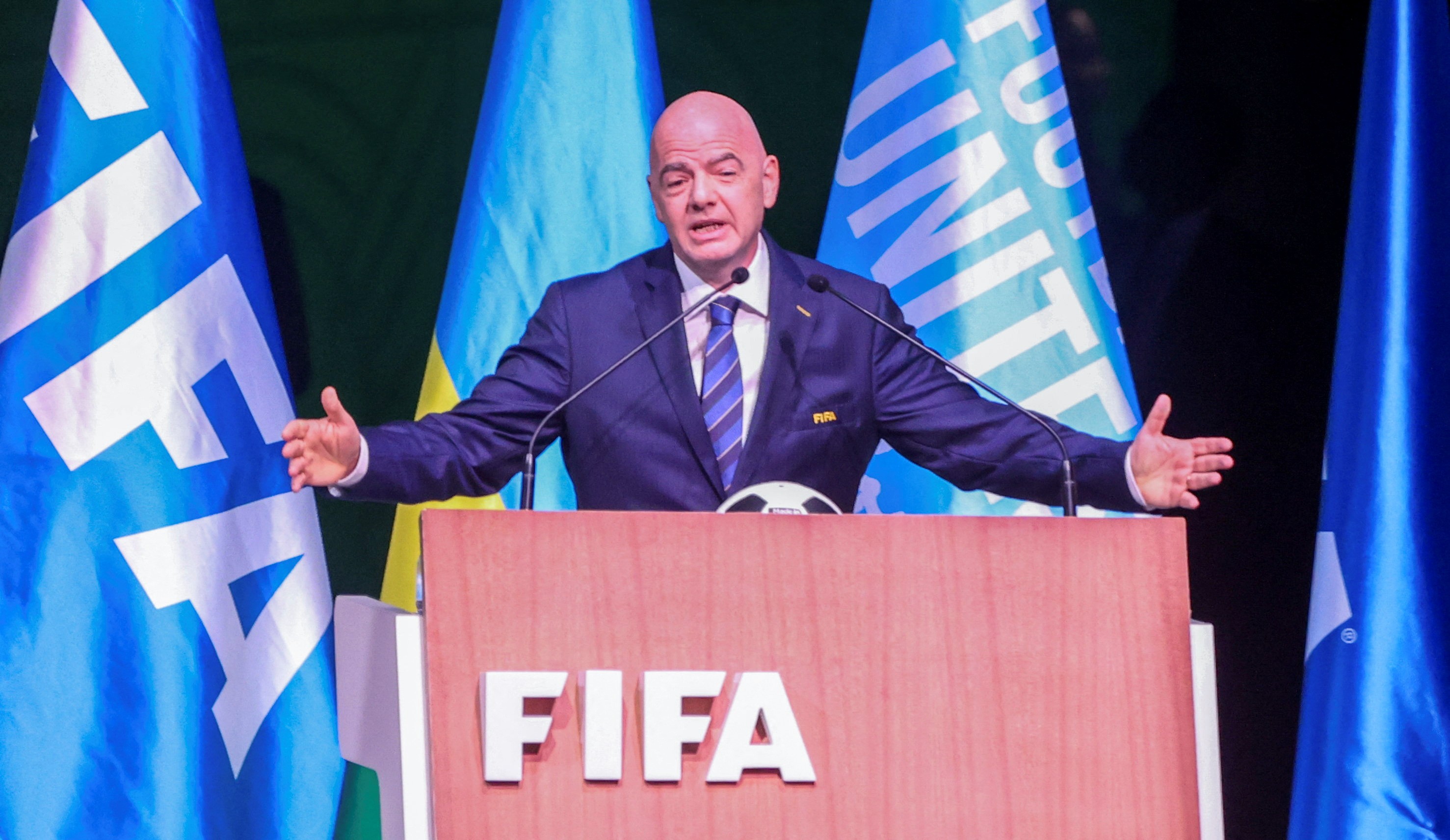 Trei confederații de fotbal iau în calcul un vot de neîncredere pentru a-l înlătura pe Gianni Infantino de la conducerea FIFA