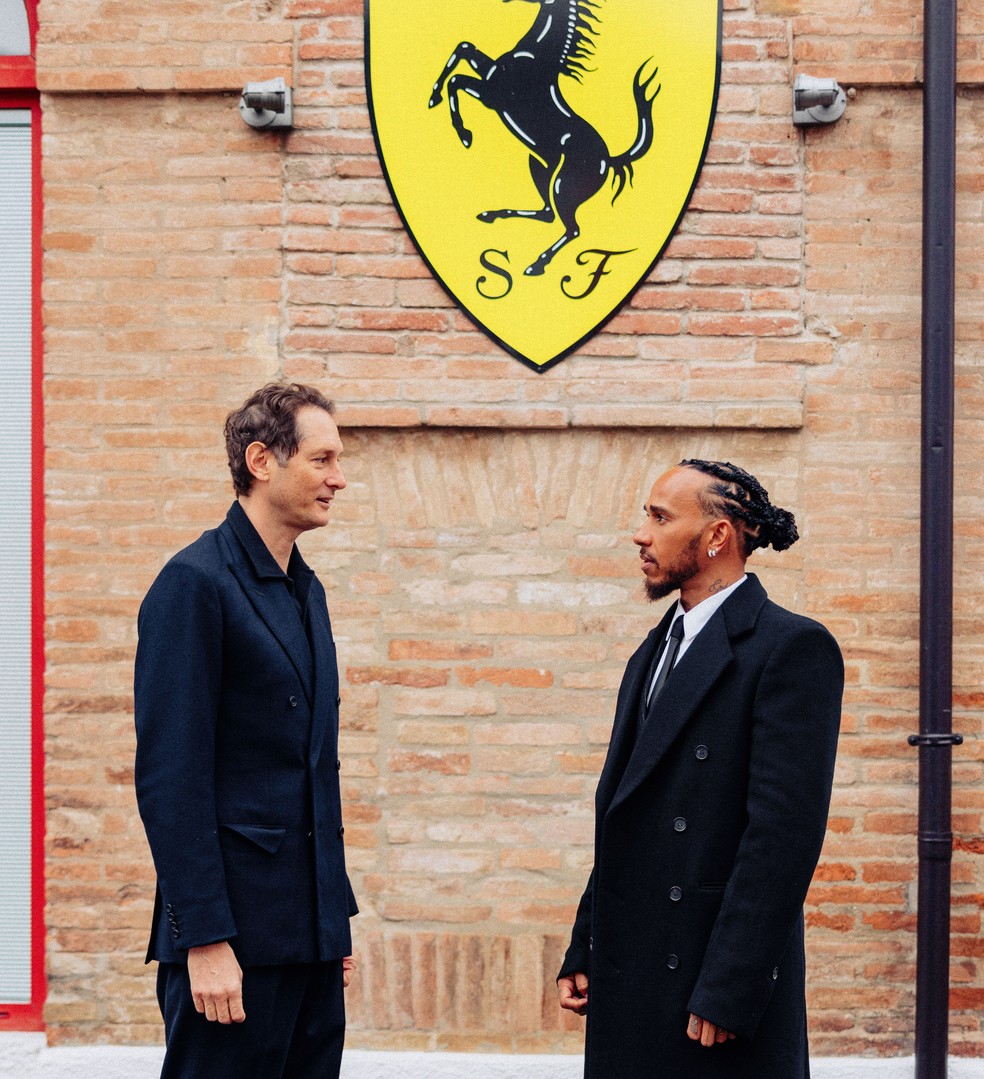 Lewis Hamilton com John Elkann, presidente e CEO da Exor, holding que controla a montadora — Foto: Sulay Kelly/Scuderia Ferrari