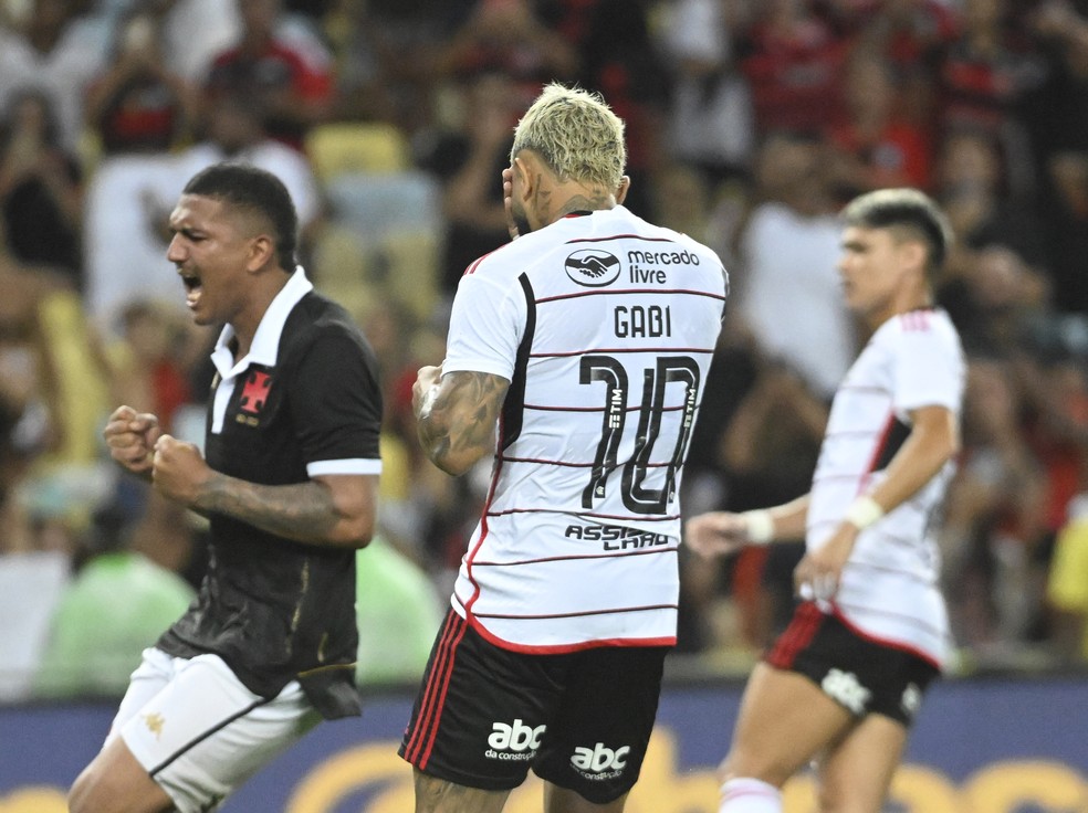 Gabigol lamenta após perder pênalti em Vasco x Flamengo, pelo Carioca — Foto: André Durão