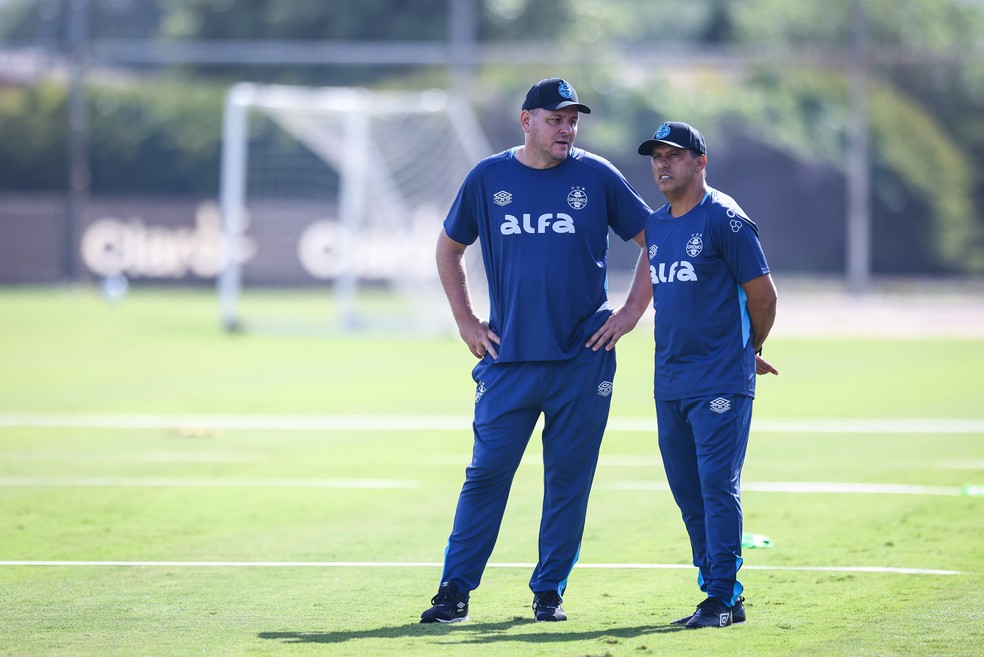 Thiago Kosloski e Sidnei Lobo em treino do Grêmio
