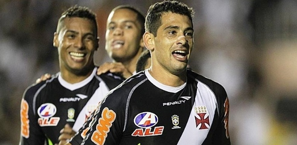 Diego Souza e Élton comemorando um gol pelo Vasco em anos anteriores.