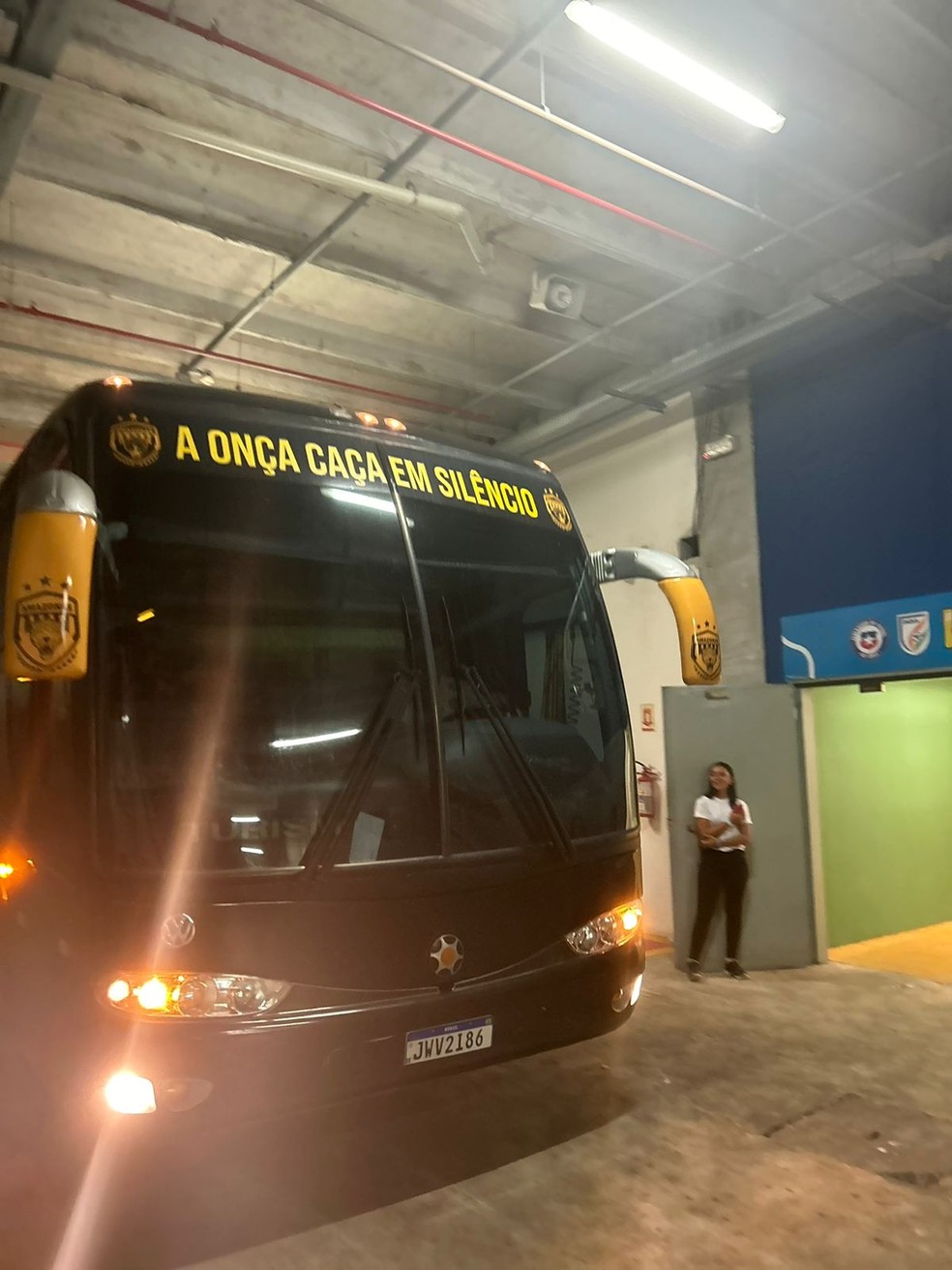 &Ocirc;nibus envelopado do Amazonas com os seguintes dizeres: "A on&ccedil;a ca&ccedil;a em sil&ecirc;ncio" &mdash; Foto: Yago Rud&aacute;