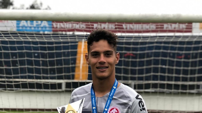 Jovem goleiro Lucas Wingert assina contrato com o Juventude