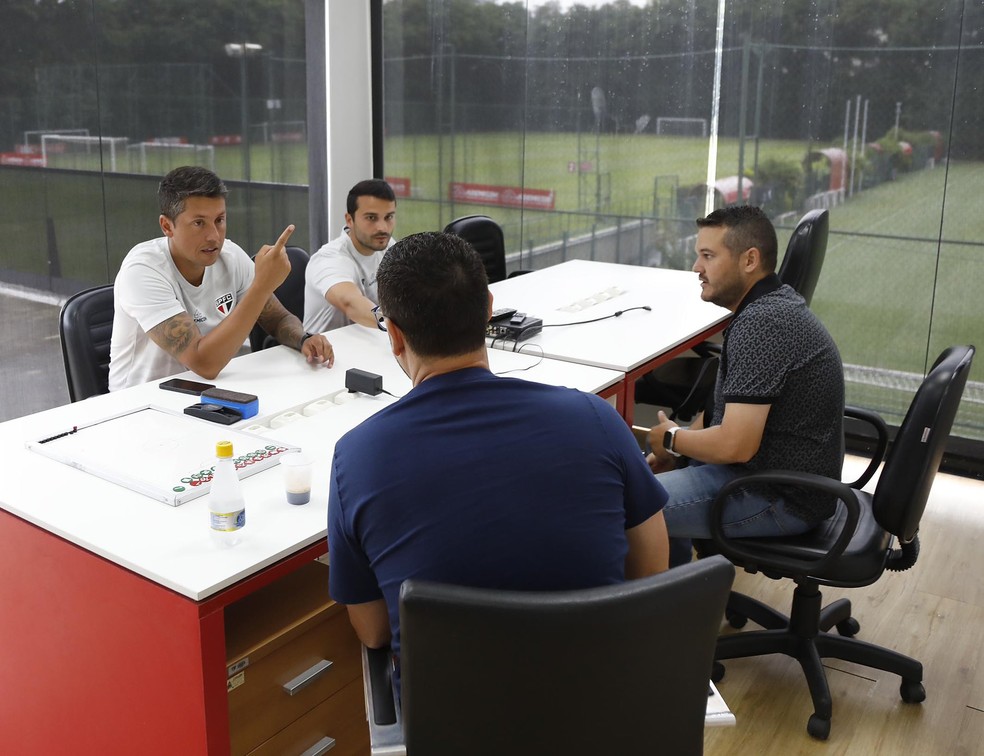 Thiago Carpini se reúne com a comissão técnica no CT do São Paulo — Foto: Rubens Chiri/saopaulofc.net
