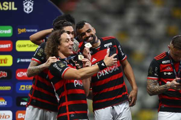 Flamengo adota formação defensiva com linha de três zagueiros contra o Atlético.