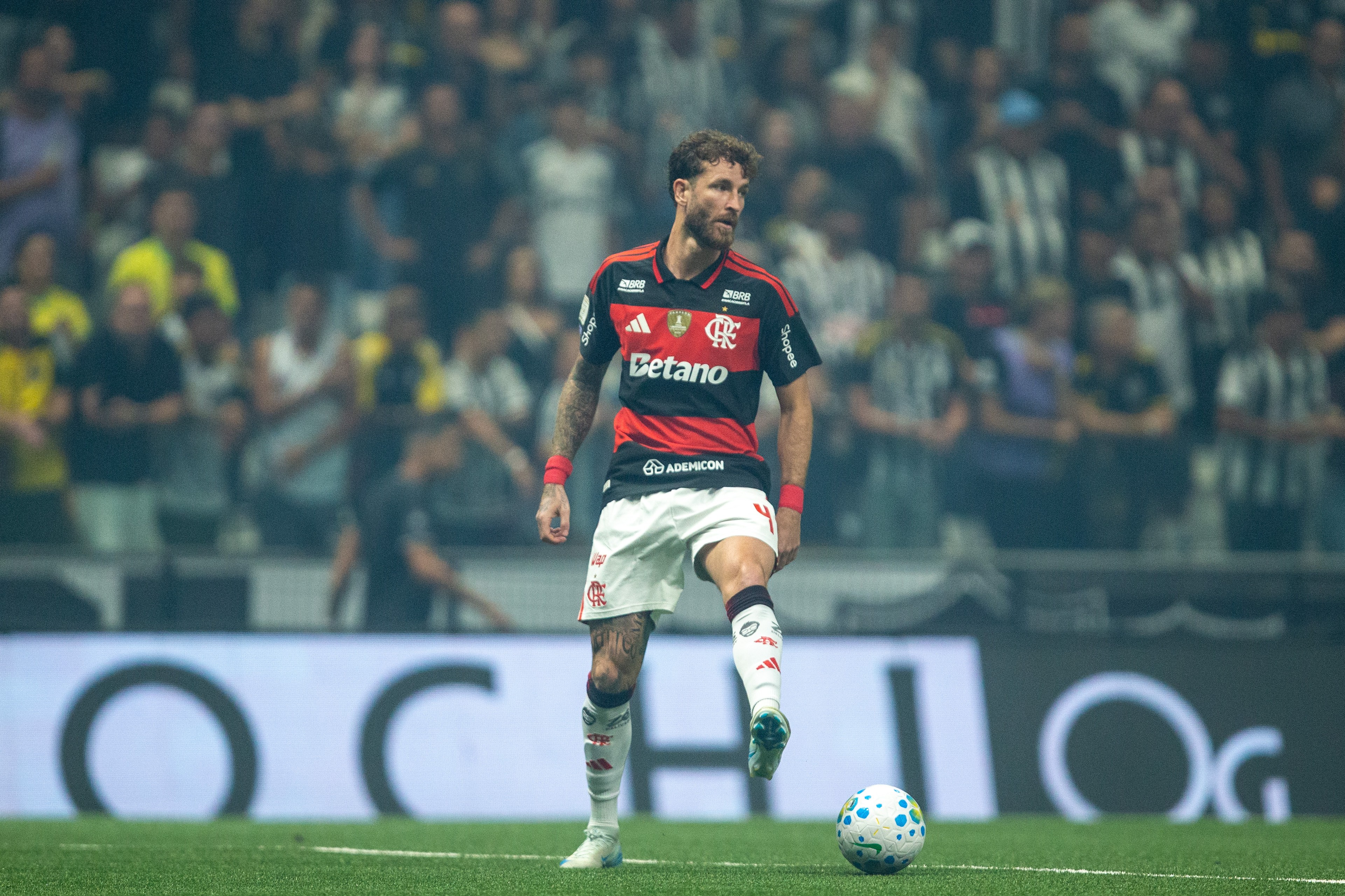 Léo Pereira alcança a marca de 300 jogos e se junta ao seleto grupo de multicampeões do Flamengo