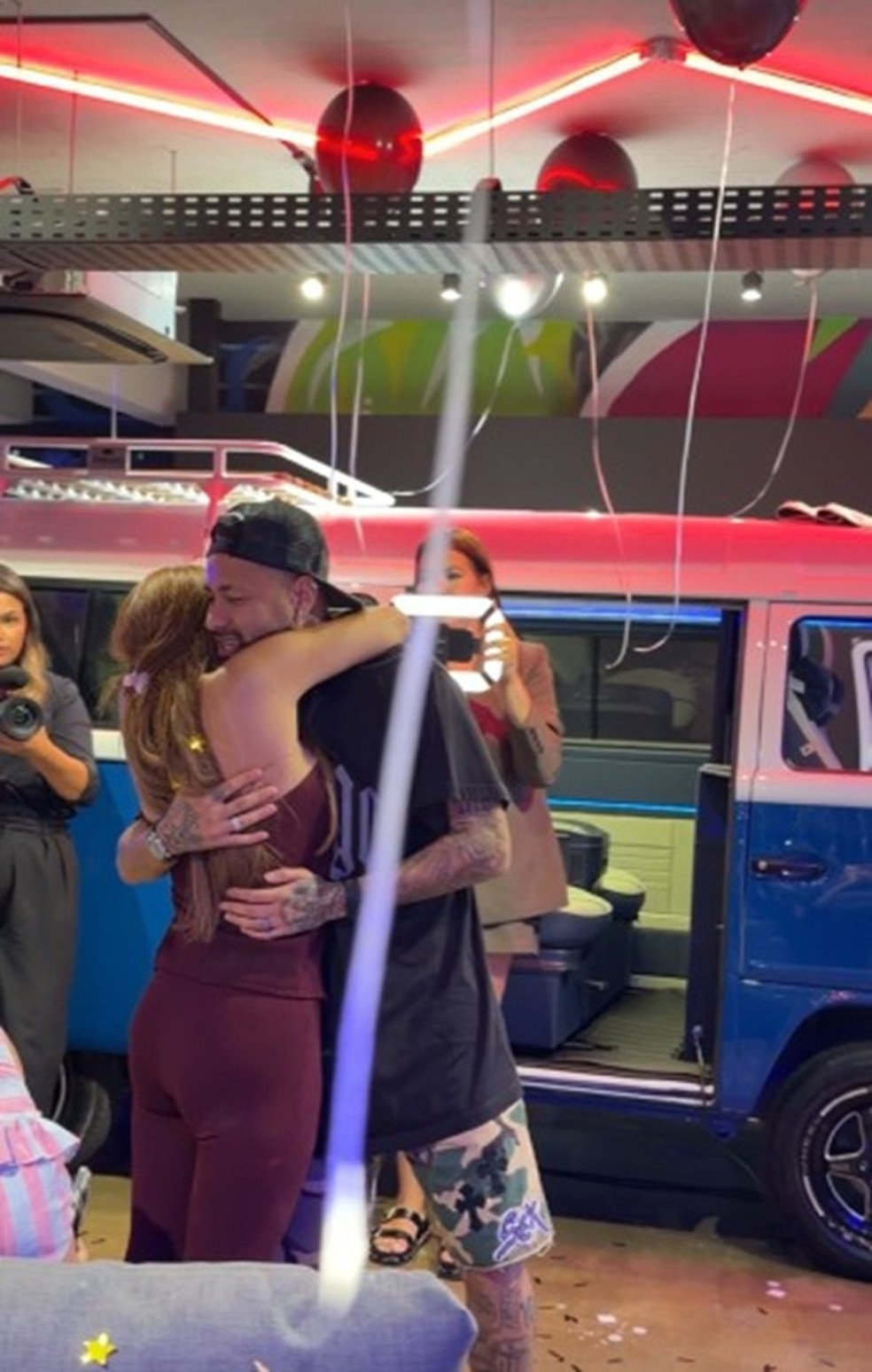 Neymar foi presenteado pelo pai no aniversário de 34 anos — Foto: Divulgação/Império das Kombis