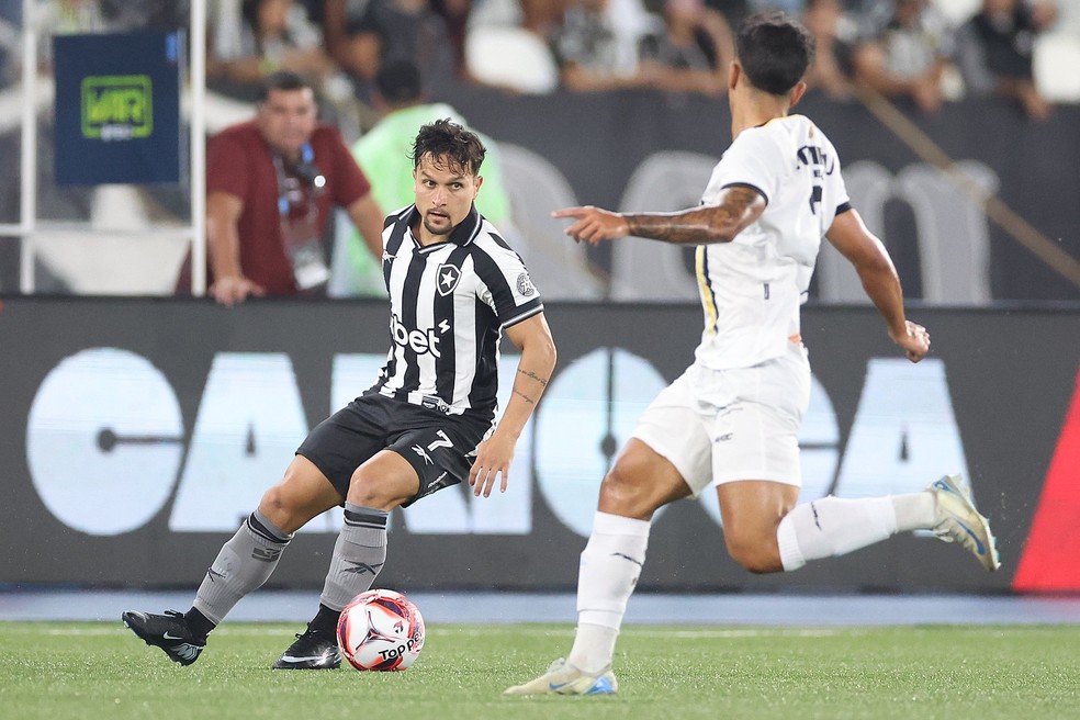 Artur conduz a bola em partida entre Botafogo e Volta Redonda � Foto: V�tor Silva/Botafogo