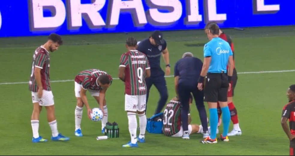 Lucho Acosta preocupa o Fluminense após sair de campo lesionado no Fla-Flu
