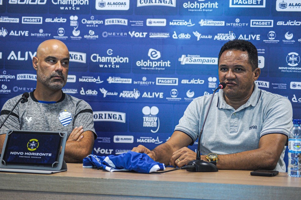 Marquinhos Mossoró apresenta Cristian de Souza no CSA — Foto: Augusto Oliveira/ASCOM CSA