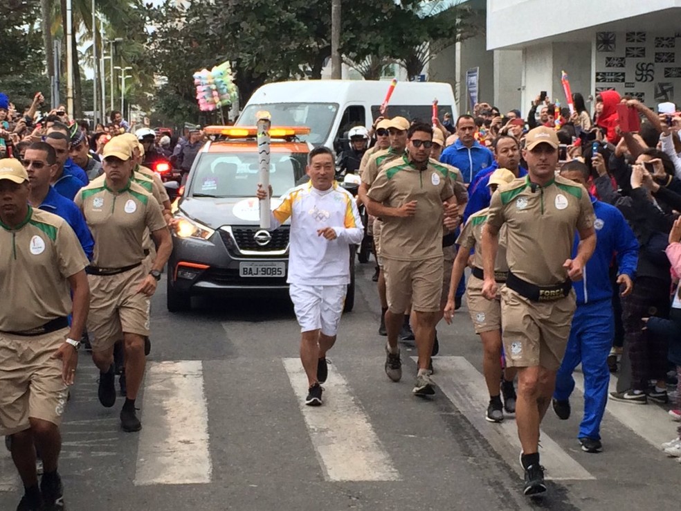 Luiz Onmura, medalha de bronze no judô em 84, conduziu a tocha dos Jogos Olímpicos do Rio 2016 — Foto: Fernando Vidotto