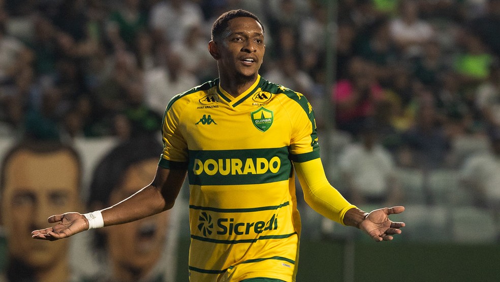 Hernandes marca dois gols pelo Cuiabá na vitória contra o Goiás — Foto: AssCom Dourado