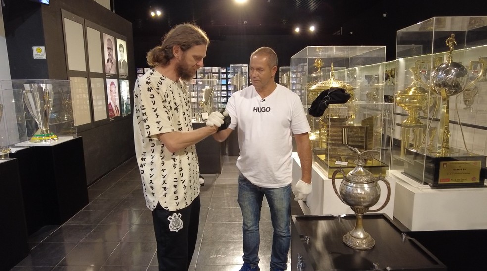 Historiador do Corinthians, Fernando Wanner, recebe o comerciante Ademir, de Taquaritinga (SP), no museu do Timão — Foto: Fábio Júnior/EPTV