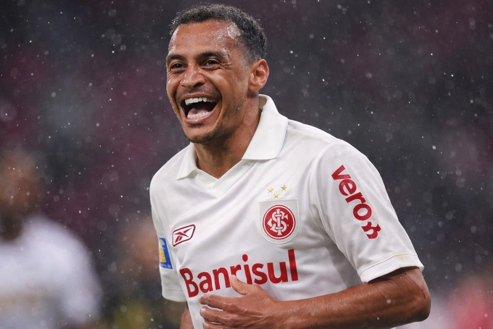 Alan Patrick, usando camisa do Internacional de 2006, em montagem feita por IA — Foto: Montagem IA