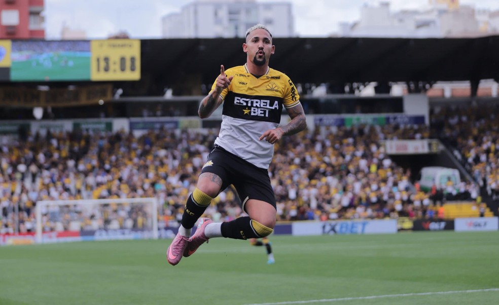 Jhonata Robert em ação pelo Criciúma no jogo contra o Paysandu