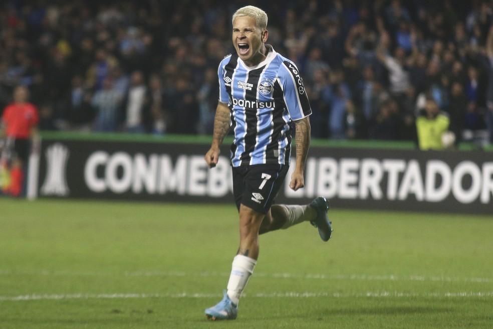 Soteldo comemora gol do Grêmio contra o Strongest — Foto: Gabriel Rosa Machado/AGIF