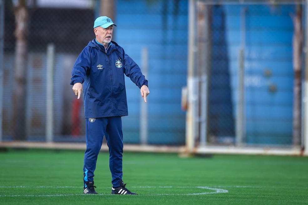 Mano Menezes em treinamento do Grêmio no CT Luiz Carvalho — Foto: Lucas Uebel / Grêmio Divulgação