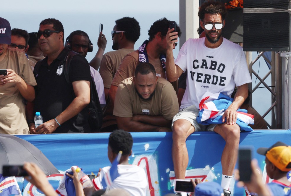 Vozinha em comemoração na chegada da seleção em Cabo Verde após a Copa do Mundo — Foto: REUTERS/Sodiq Adelakun