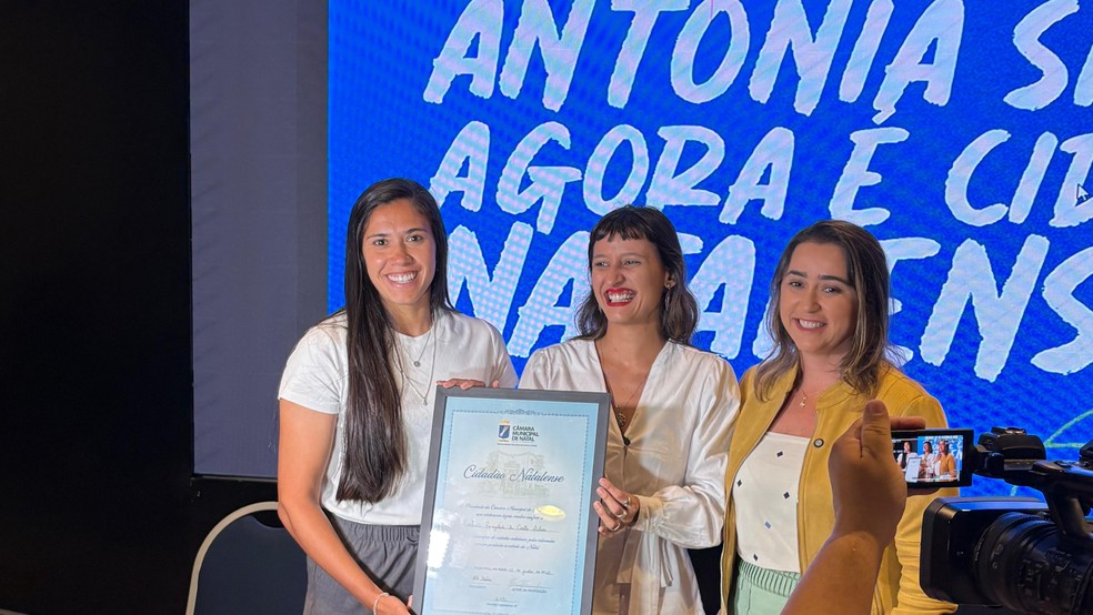 Antonia Silva, da seleção brasileira, recebe o título de Cidadã Natalense — Foto: Augusto César Gomes