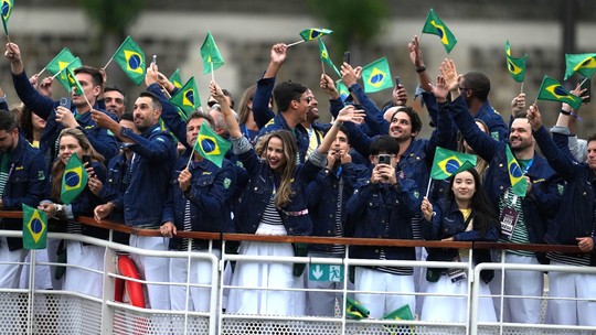 Animada, delegação brasileira desfila pelo Sena em icônica abertura das Olimpíadas de Paris - Foto: (REUTERS/Aleksandra Szmigiel)